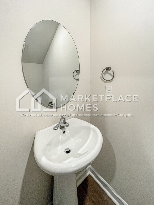 Building Photo - 2047 Lala Loop