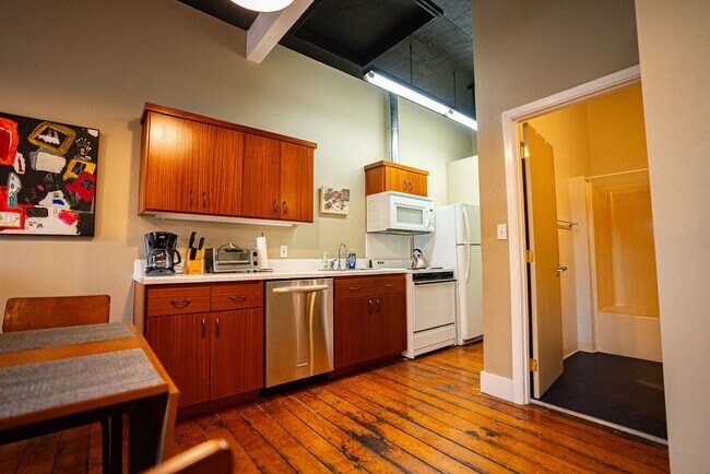 Building Photo - 422 1st St