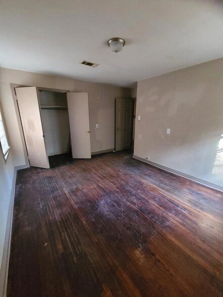 Building Photo - 605 Olive St