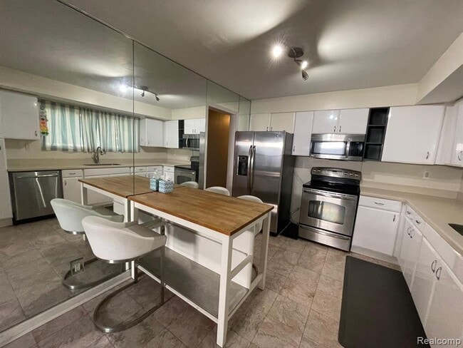 Building Photo - 1749 E Maple Rd