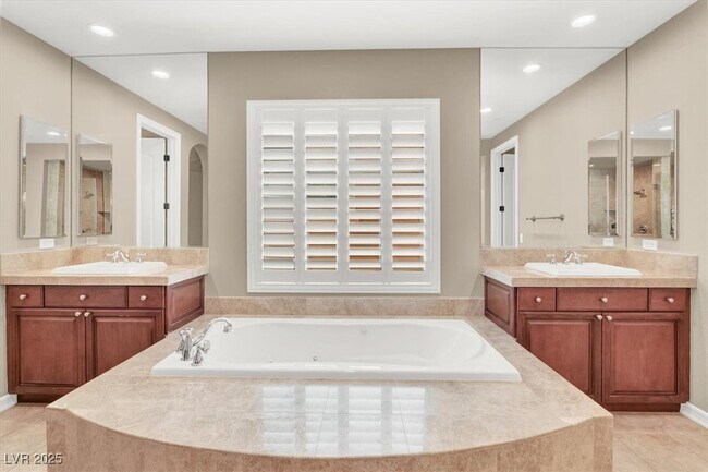 Building Photo - 74 Contrada Fiore Dr