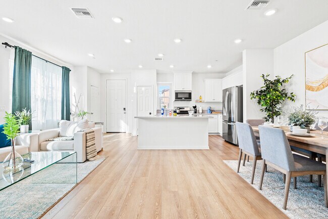 Building Photo - Fully Furnished with appliances Ontario Townhouse