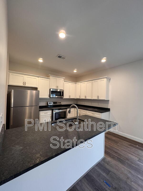 Building Photo - 200 Clarus Crk Way