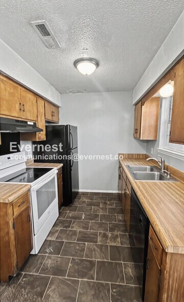 Building Photo - 3309 Pinewood Terrace