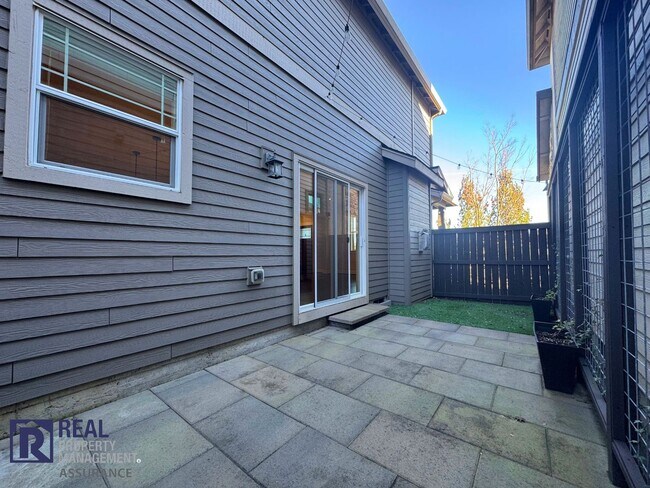 Building Photo - Mt Hood views 4BR/3BA Villebois luxury home available now! Dog Friendly