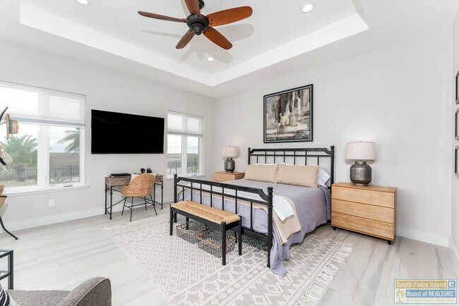 Building Photo - 100 Torrey Pines Dr