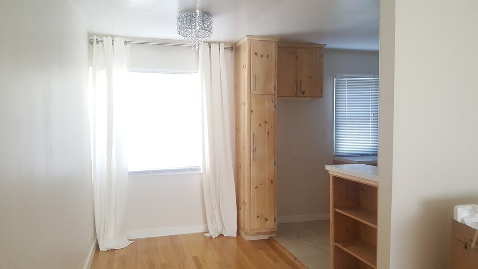 Building Photo - 1146 N Fuller Ave