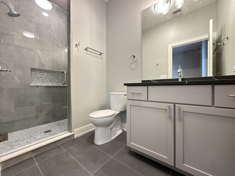 Building Photo - 2100 W 18th Pl