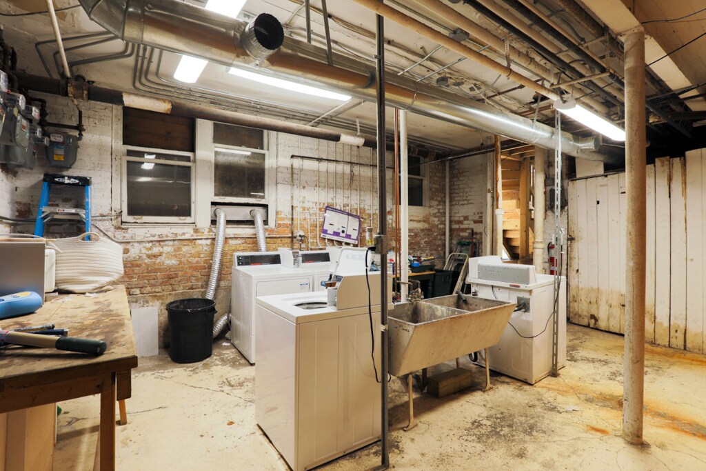 Building Photo - 814 W Cornelia Ave