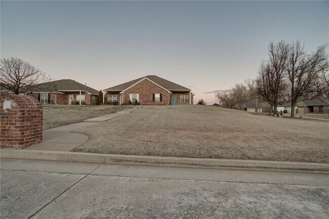 Building Photo - Absolutely Adorable, 2 bed, 2 bath, 2 car ...