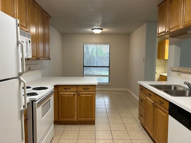 Building Photo - Beautiful 3 Bedroom, 2.5 Bathroom Townhome...
