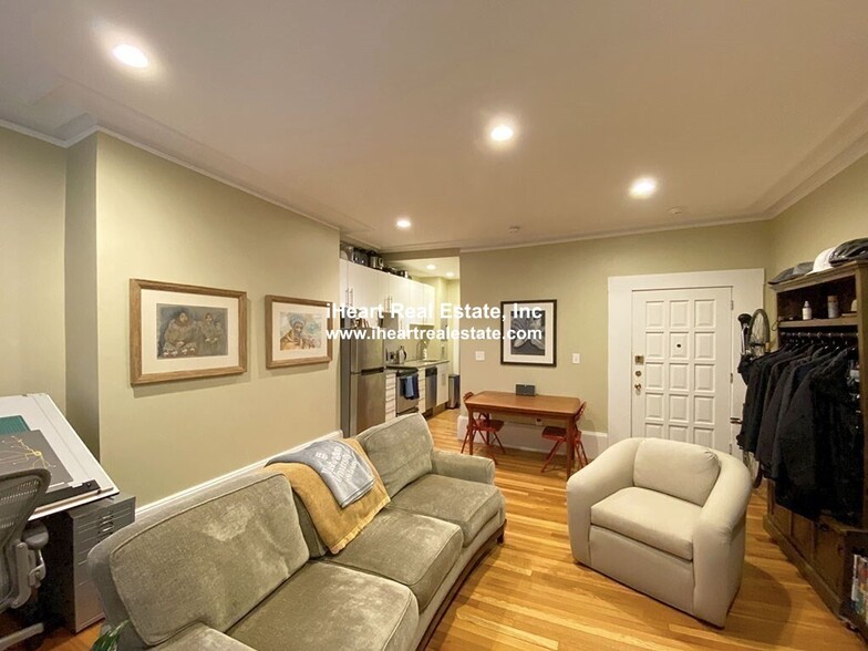 Building Photo - 95 Pinckney St