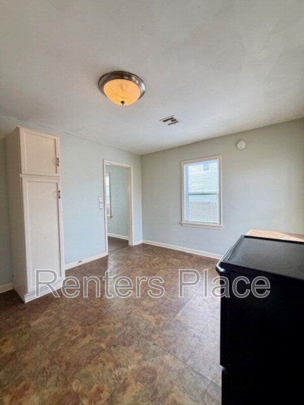 Building Photo - 4707 E 7th St