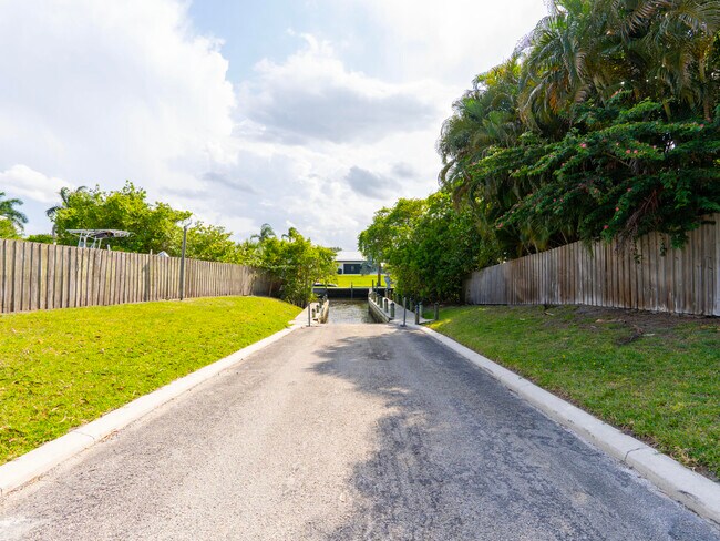 Building Photo - 1123 SW Oak Hollow Ct