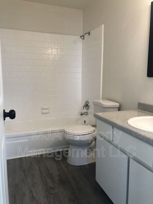 Building Photo - 4936 S La Brea St