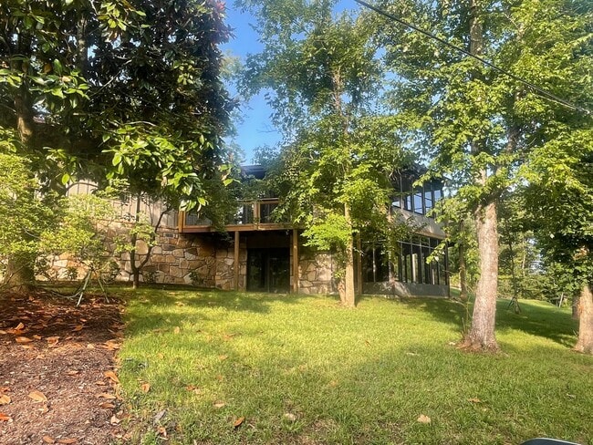 Building Photo - Serene Setting 3 BR/3 BA in LC