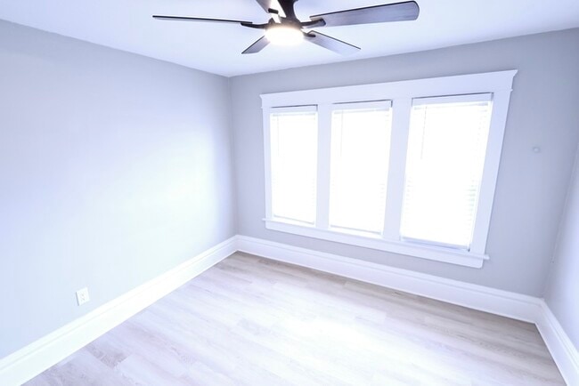 Building Photo - 991 Diana Ave