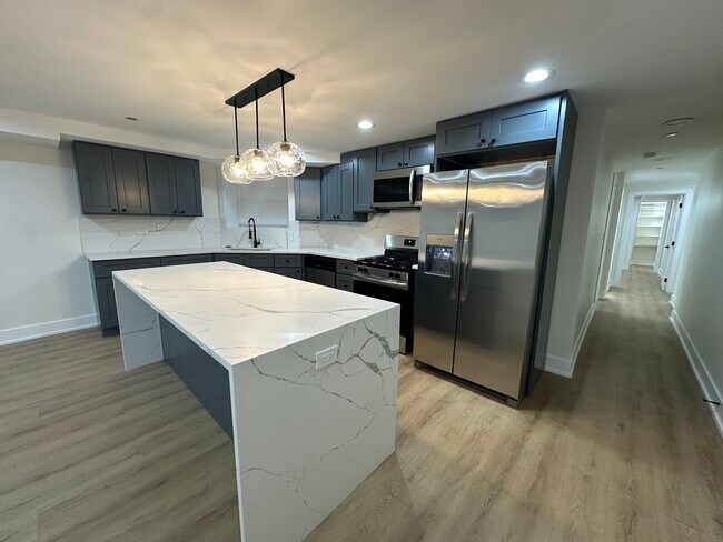 Building Photo - 4338 N Clarendon Ave