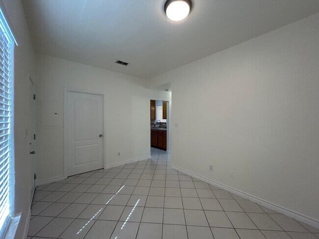 Building Photo - 1000 Ranchway Dr
