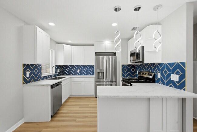 Building Photo - 2505 Lourdes Dr W