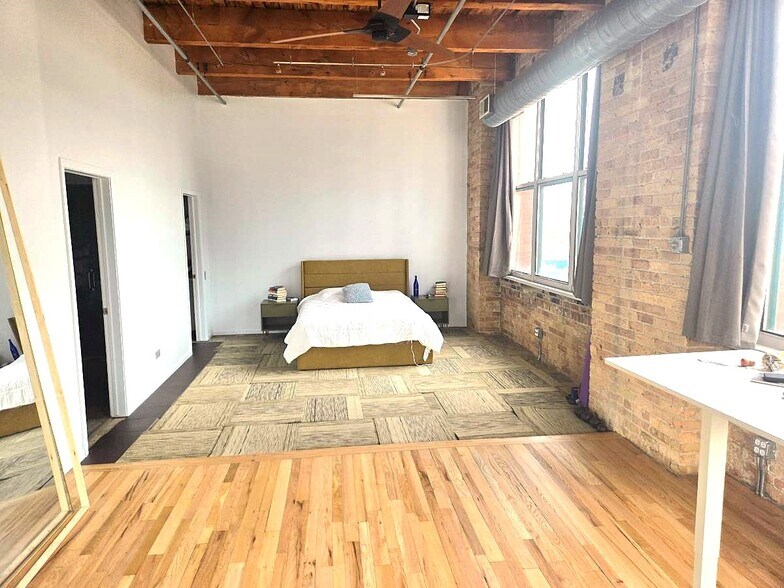 Building Photo - 312 N May St