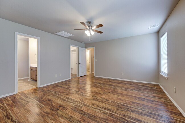 Building Photo - ** $500 Off Move-in Special ** Gorgeous 4 ...