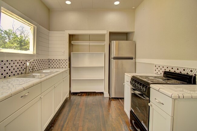 Building Photo - 309 Lowry St