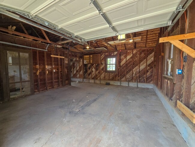 Building Photo - Cute 3 Bedroom Brick home in Shawnee