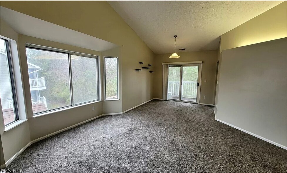 Building Photo - 355 Village Pointe Dr