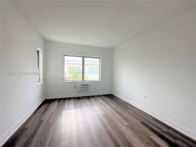 Building Photo - 1910 Biarritz Dr