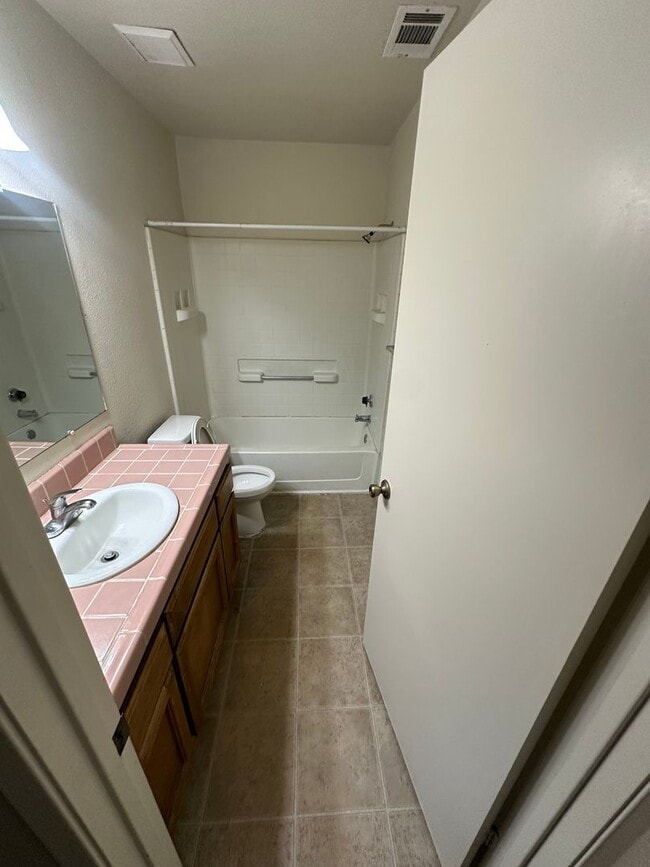 Building Photo - 3 bedroom 2 bath home for rent