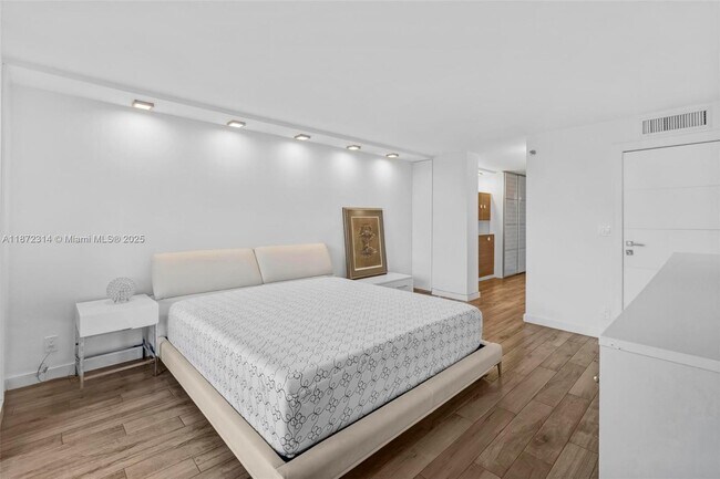 Building Photo - 2625 Collins Ave