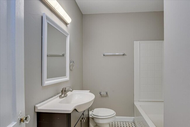 Building Photo - 2214 Breckenbridge Ave