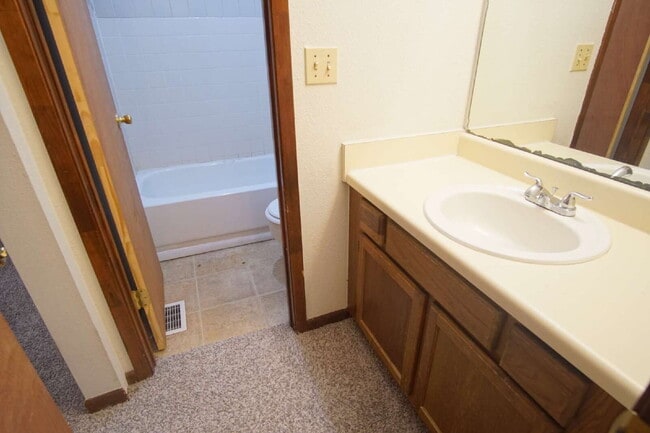 Building Photo - Spacious End-Unit Townhome with Lake Views...