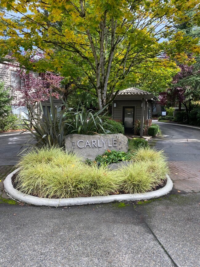 Maon Enytrance to Carlyle - 1344 Bellevue Way NE