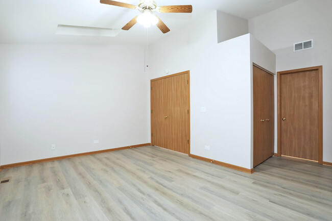 Building Photo - 724 Shady Oaks Ct