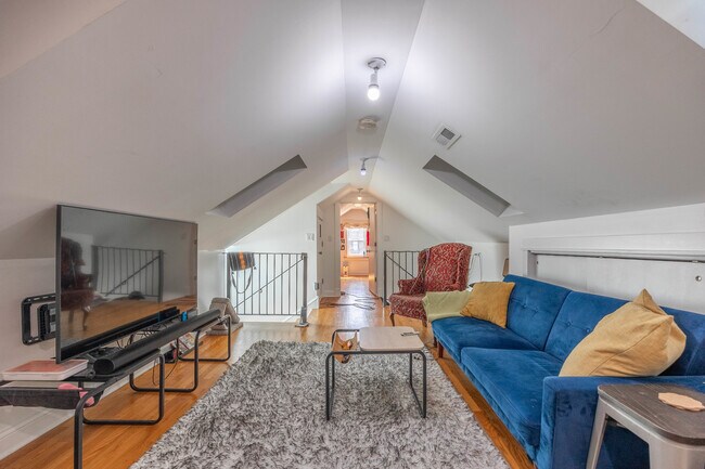 Building Photo - 1643 S Throop St