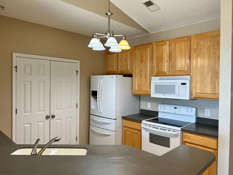 Kitchen - 1135 Park Rd