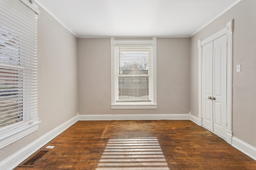 Building Photo - 402 E Elm St