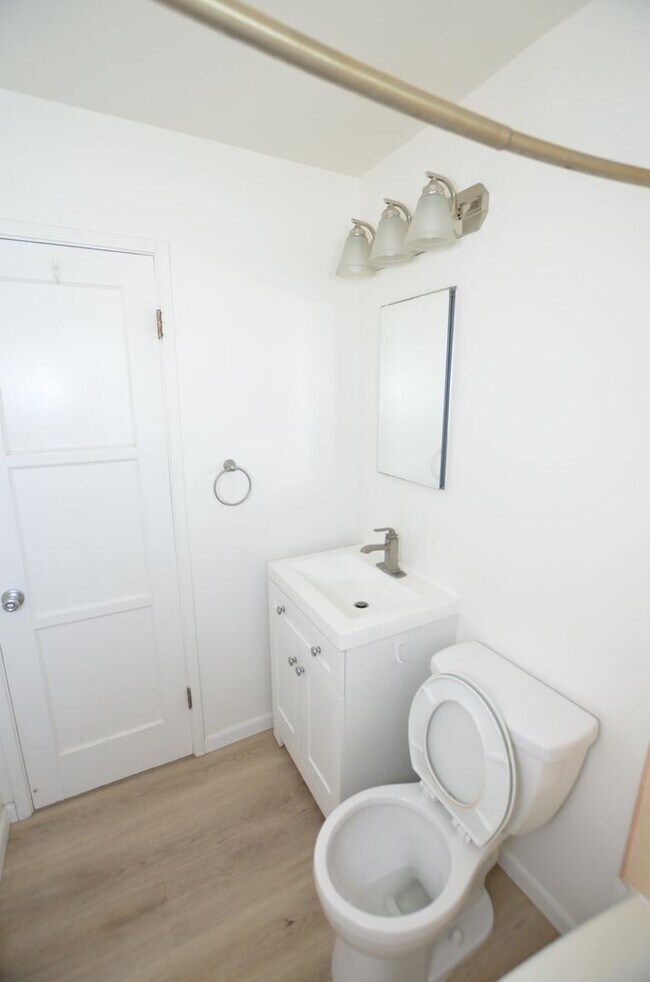 Building Photo - 2Bd/1Ba Single Family Home