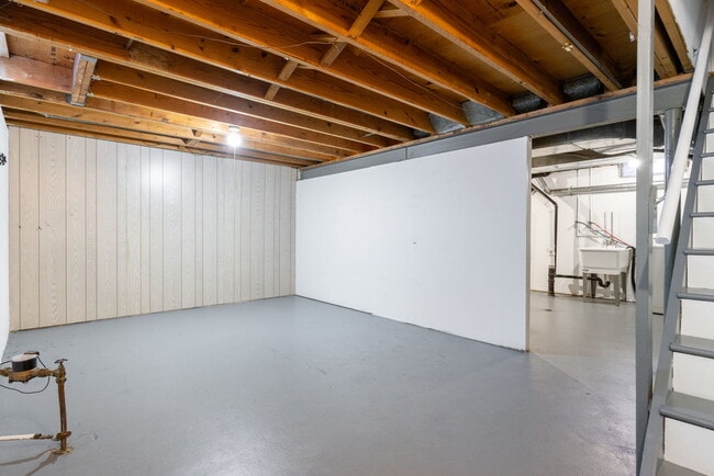 Building Photo - 3065 Kingston Ct