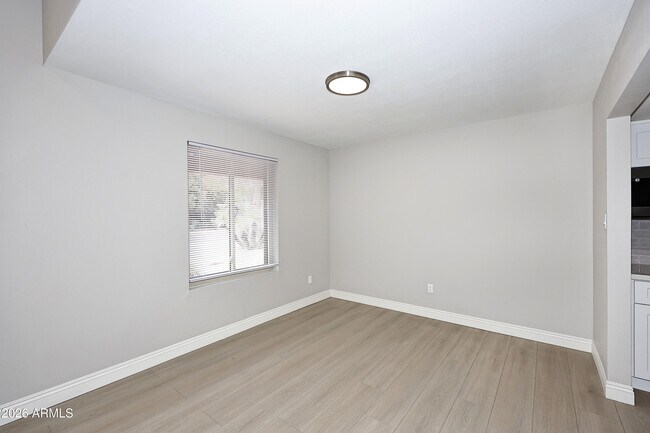 Building Photo - 2131 E Geneva Dr