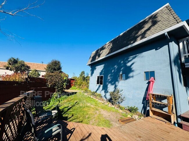 Building Photo - 7555 Sunset Way