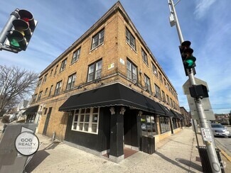 Building Photo - Bright and Sunny Forest Park Apts!
