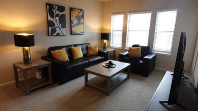 Building Photo - 26 Racquet Club Rd