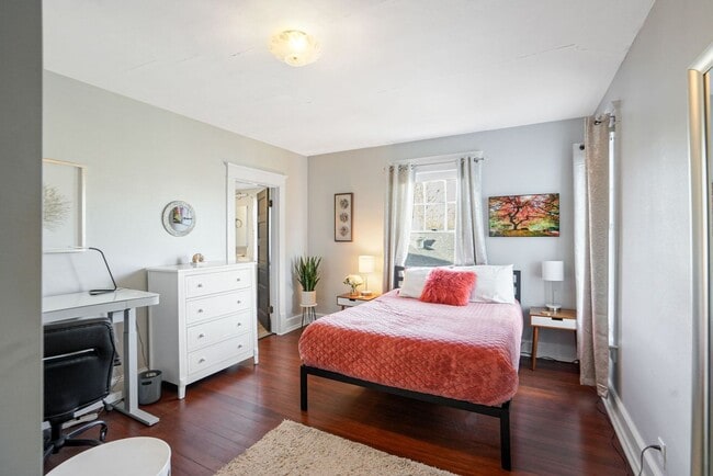Building Photo - Fully furnished 5-bed, 3.5 bath home in hi...