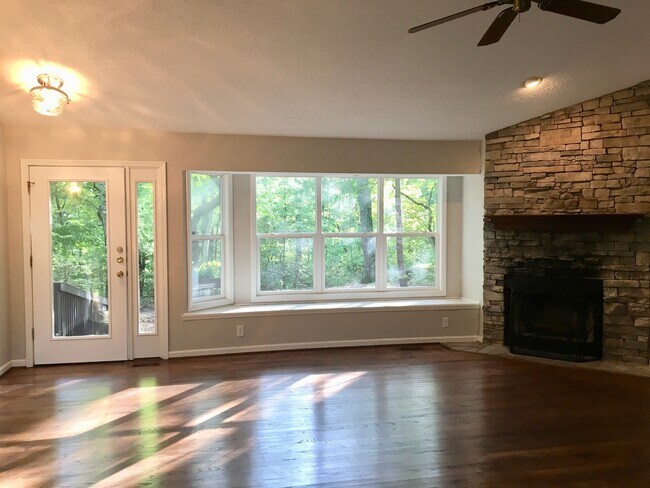 Building Photo - Black Mountain Rental