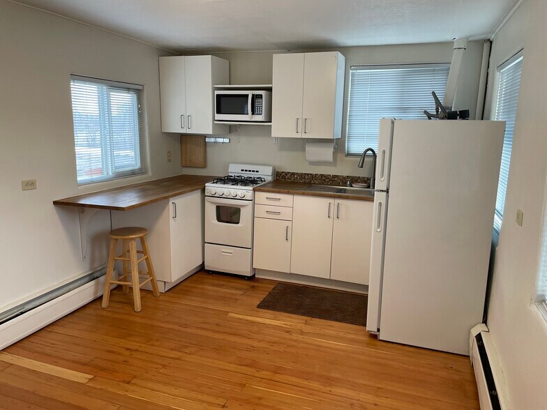 Space to Sit and Eat - 624 Knox Ct