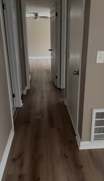 Building Photo - 4293 Parkview Ct