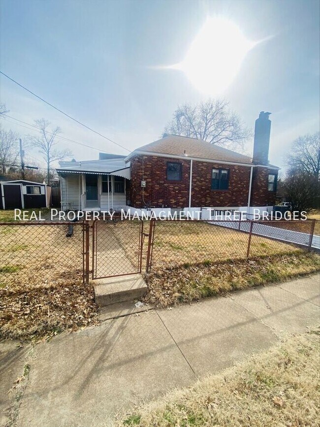 Building Photo - 3636 Eminence Blvd